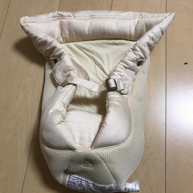 Ergobaby(エルゴベビー)のエルゴ インサート キッズ/ベビー/マタニティの外出/移動用品(抱っこひも/おんぶひも)の商品写真