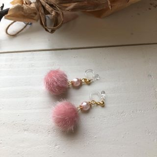 ファー ボール ピンク イヤリング  ピアス ハンドメイド(イヤリング)