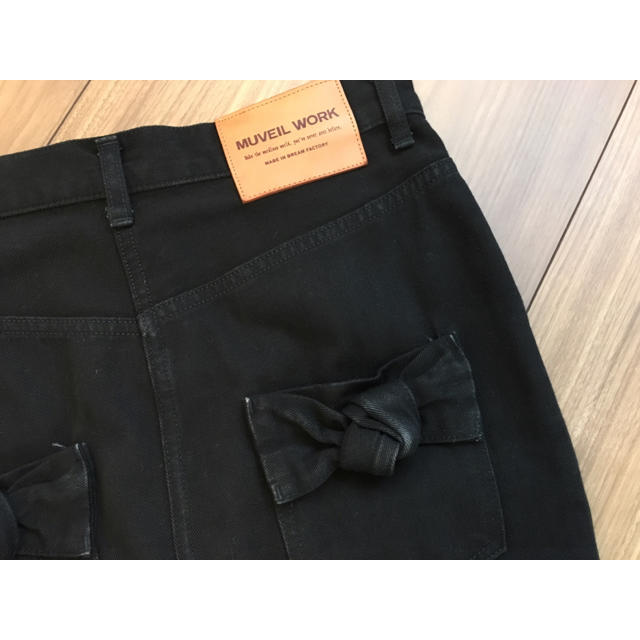 MUVEIL WORK(ミュベールワーク)のMUVEIL WORK バックリボンデニムスカート レディースのスカート(ひざ丈スカート)の商品写真