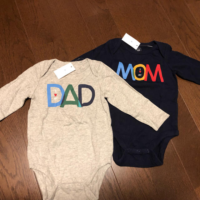 babyGAP(ベビーギャップ)のGAP ロンパース MOM DAD 80cm 12〜18m 新品タグ付き キッズ/ベビー/マタニティのベビー服(~85cm)(ロンパース)の商品写真