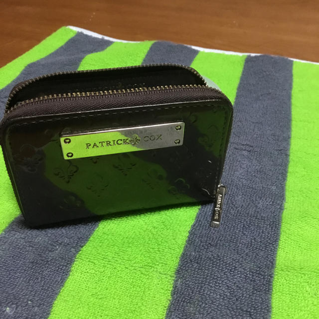 PATRICK COX(パトリックコックス)のPATRICK  COK  の小銭入れ  ブラウン エナメル仕上がり レディースのファッション小物(財布)の商品写真