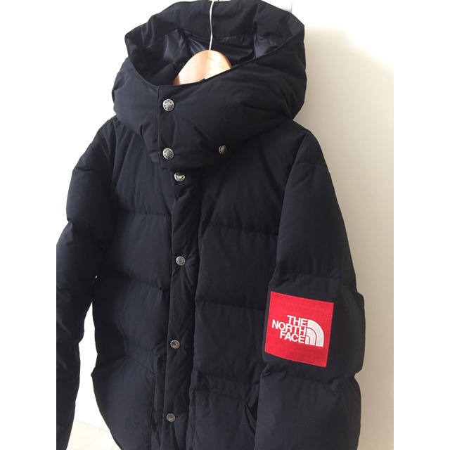 THE NORTH FACE(ザノースフェイス)のTHE NORTH FACE キャンプシエラショート 赤ボックスロゴ メンズのジャケット/アウター(ダウンジャケット)の商品写真