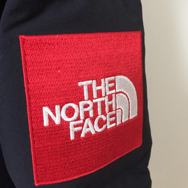 THE NORTH FACE(ザノースフェイス)のTHE NORTH FACE キャンプシエラショート 赤ボックスロゴ メンズのジャケット/アウター(ダウンジャケット)の商品写真