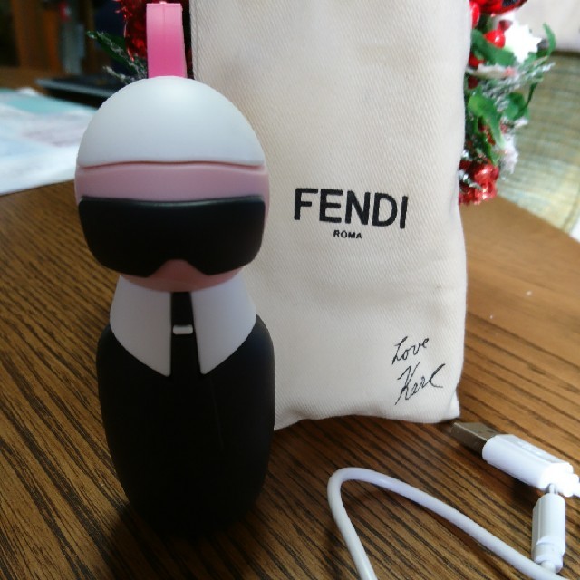 FENDI(フェンディ)のフェンディ 充電器 スマホ/家電/カメラのスマートフォン/携帯電話(バッテリー/充電器)の商品写真