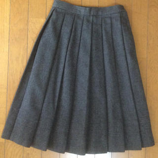 濃いグレーのウールスカート(ひざ丈スカート)