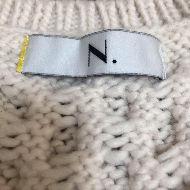 N.Natural beauty basic(エヌナチュラルビューティーベーシック)のざっくり編み白ニット レディースのトップス(ニット/セーター)の商品写真