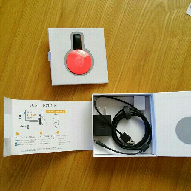 Google Chromecast　クロームキャスト　赤 スマホ/家電/カメラのテレビ/映像機器(映像用ケーブル)の商品写真