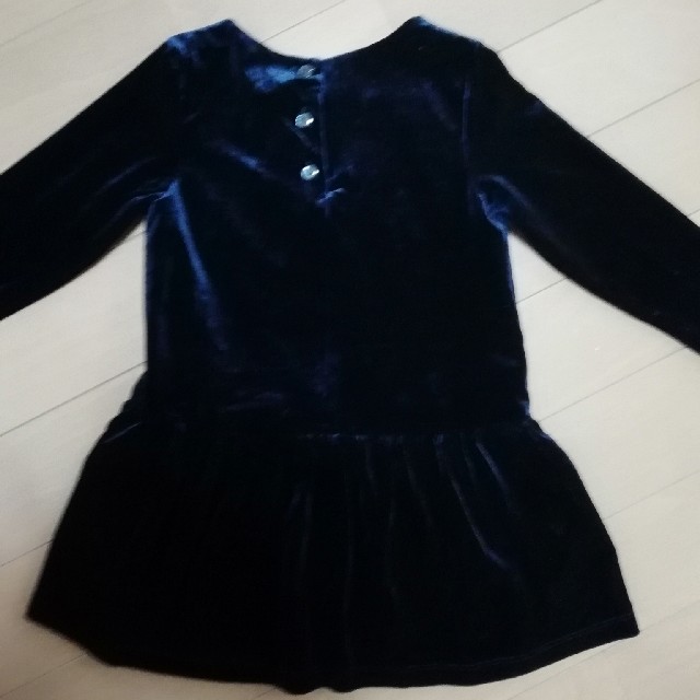 GU(ジーユー)のGU ベロアワンピース 冬 ネイビー 110 キッズ/ベビー/マタニティのキッズ服女の子用(90cm~)(ワンピース)の商品写真