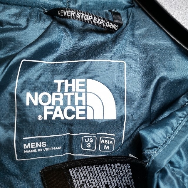 THE NORTH FACE(ザノースフェイス)の新品タグ付未使用ノースフェイス サーモボールフーディ Mサイズ 銀色 メンズのジャケット/アウター(ダウンジャケット)の商品写真