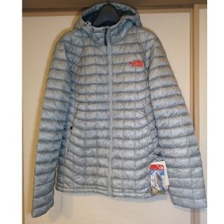 ザノースフェイス(THE NORTH FACE)の新品タグ付未使用ノースフェイス サーモボールフーディ Mサイズ 銀色(ダウンジャケット)