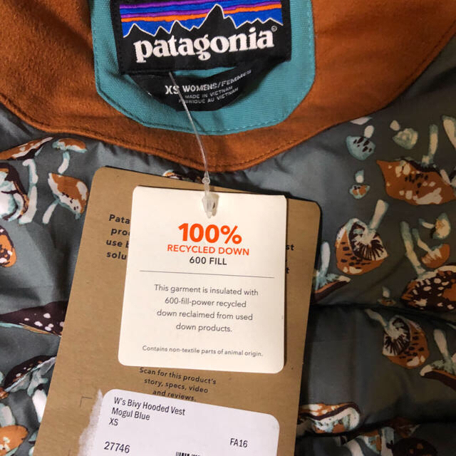 patagonia(パタゴニア)の★Patagonia パタゴニア★ビビーフーテッドベスト XSサイズ レディースのジャケット/アウター(ダウンベスト)の商品写真