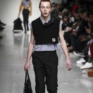 ラフシモンズ(RAF SIMONS)のxander zhou クロップドニットベスト(ニット/セーター)