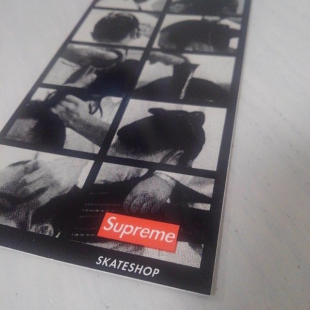 Supreme(シュプリーム)の相撲　シュプリーム　ステッカー　Small Box Logo シール　携帯 スマホ/家電/カメラのPC/タブレット(その他)の商品写真