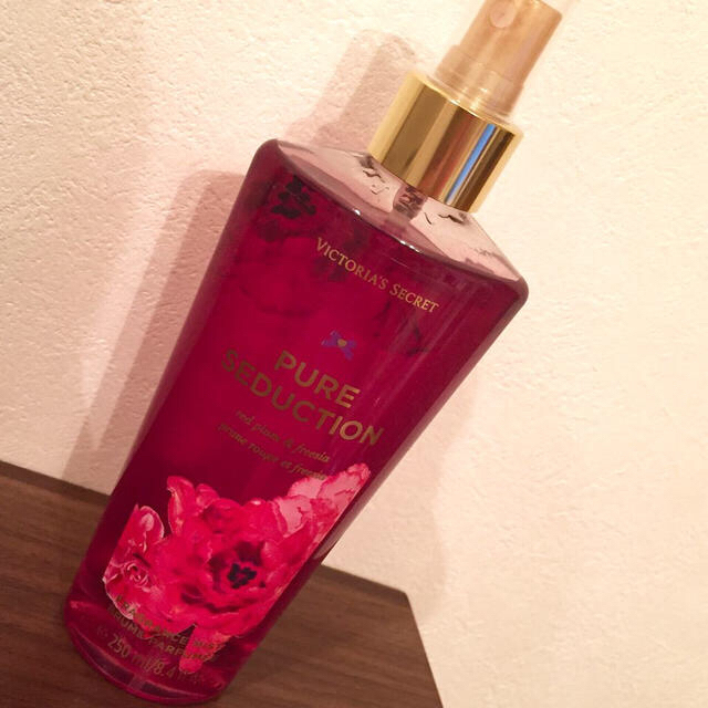 Victoria's Secret(ヴィクトリアズシークレット)のボディミストPURE SEDUCTION コスメ/美容のボディケア(その他)の商品写真