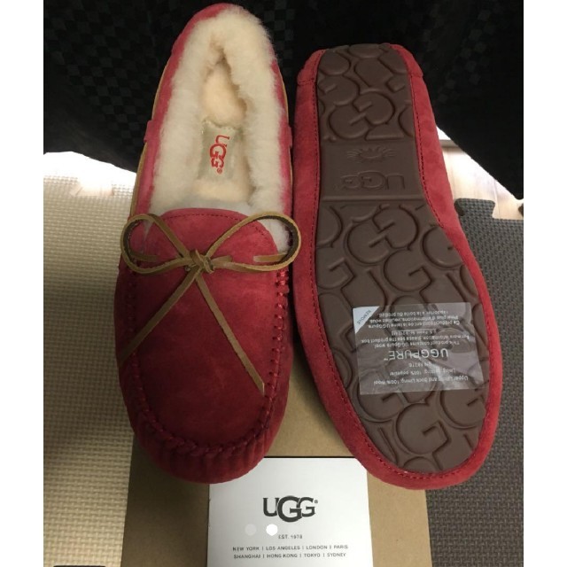 UGG(アグ)のみき5411様【新品】UGG ダコタ（ジェスターレッド:約23.5〜24cm） レディースの靴/シューズ(スリッポン/モカシン)の商品写真