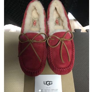 アグ(UGG)のみき5411様【新品】UGG ダコタ（ジェスターレッド:約23.5〜24cm）(スリッポン/モカシン)