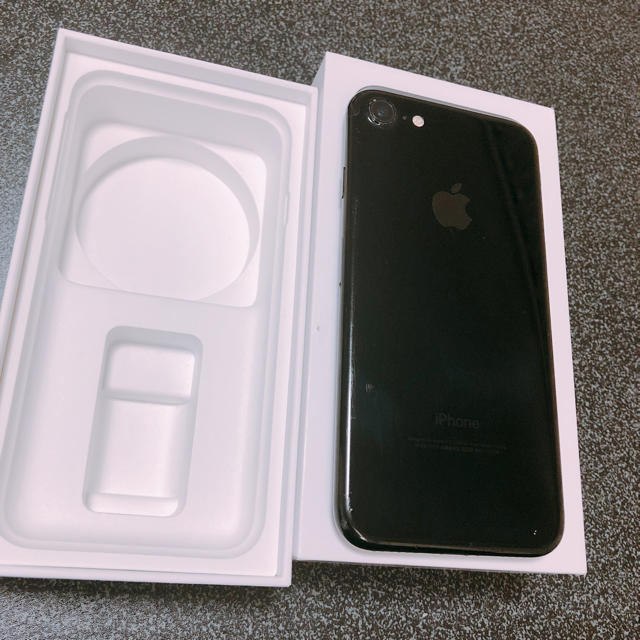 Apple(アップル)のiPhone7 SIMフリー 128GB 中古 スマホ/家電/カメラのスマートフォン/携帯電話(スマートフォン本体)の商品写真