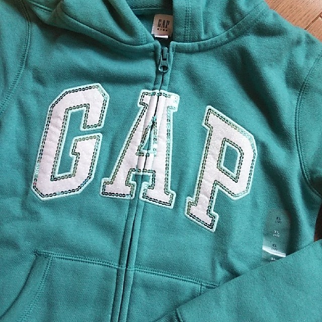 GAP Kids(ギャップキッズ)の【TMT様専用】GAP　スパンコールロゴ　ジップパーカー　150 キッズ/ベビー/マタニティのキッズ服女の子用(90cm~)(ジャケット/上着)の商品写真