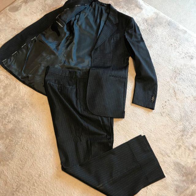 Emporio Armani(エンポリオアルマーニ)のEMPORIO ARMANI 黒タグヴァージンウールブラックＸボルドーストライプ メンズのスーツ(セットアップ)の商品写真