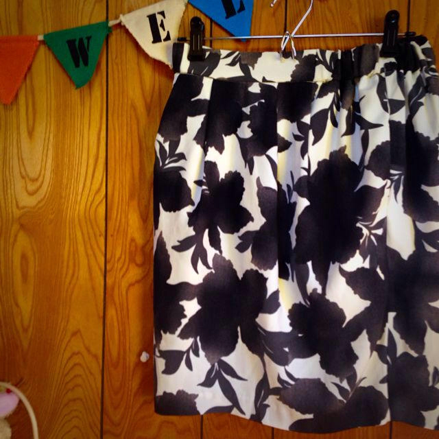 JEANASIS(ジーナシス)の花柄スカート レディースのスカート(ミニスカート)の商品写真