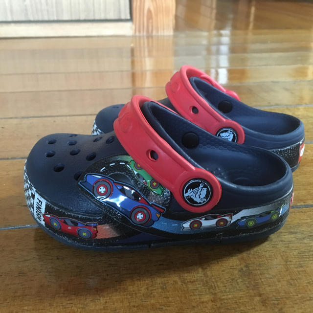 crocs(クロックス)のクロックスkids キッズ/ベビー/マタニティのキッズ靴/シューズ(15cm~)(サンダル)の商品写真