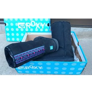 ロキシー(Roxy)のROXY カラフルロゴムートンブーツ ブラック黒×パープル紫 25(ブーツ)