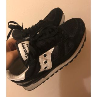 サッカニー(SAUCONY)のsaucony 黒(スニーカー)