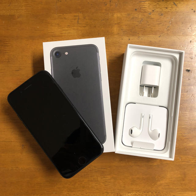 iPhone(アイフォーン)のiPhone7 32ギガ スマホ/家電/カメラのスマートフォン/携帯電話(スマートフォン本体)の商品写真