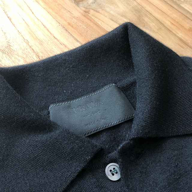 PRADA(プラダ)のプラダ・カシミア×シルクの長袖ポロニット（L）黒 メンズのトップス(ポロシャツ)の商品写真
