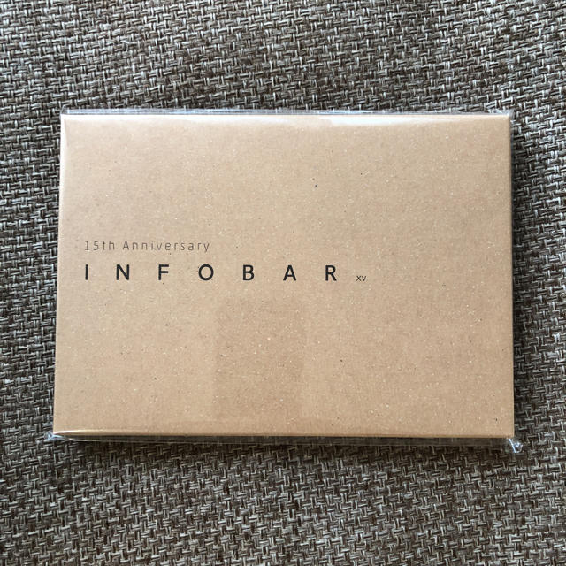 au(エーユー)のINFOBAR xv ピンズ＆原寸大ポストカード エンタメ/ホビーのアニメグッズ(バッジ/ピンバッジ)の商品写真