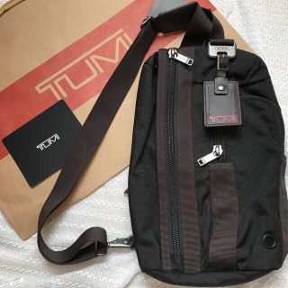 トゥミ(TUMI)の【新品】 TUMI bodybag 茶色(ボディーバッグ)