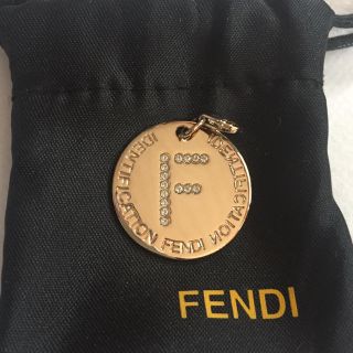 フェンディ(FENDI)のFENDI フェンディ アルファベットペンダントトップ(チャーム)