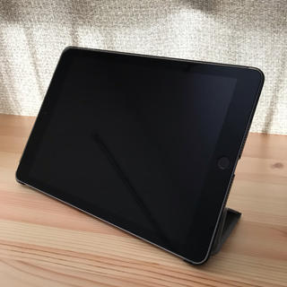 アップル(Apple)のiPad 2018 MR7J2J/A[128GB WiFi] ほぼ未使用(タブレット)