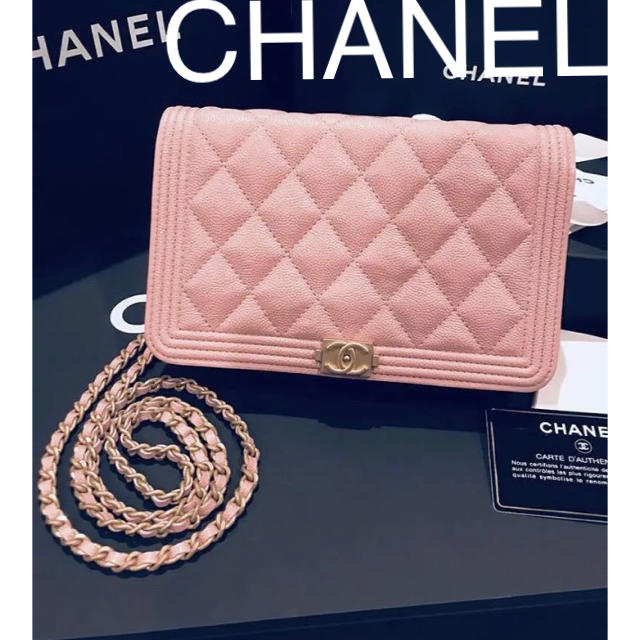 CHANEL(シャネル)の新品未使用♡限定ピンク2018年春夏ボーイシャネルマトラッセチェーンウォレット レディースのバッグ(ショルダーバッグ)の商品写真