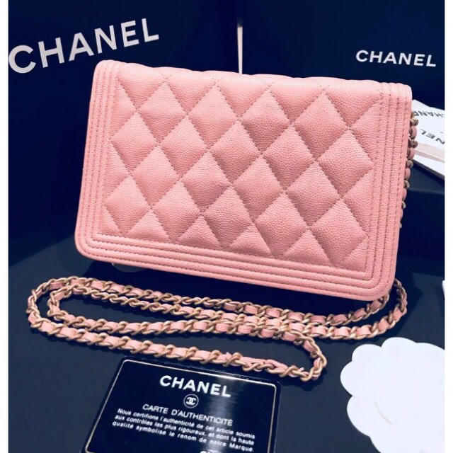 CHANEL(シャネル)の新品未使用♡限定ピンク2018年春夏ボーイシャネルマトラッセチェーンウォレット レディースのバッグ(ショルダーバッグ)の商品写真