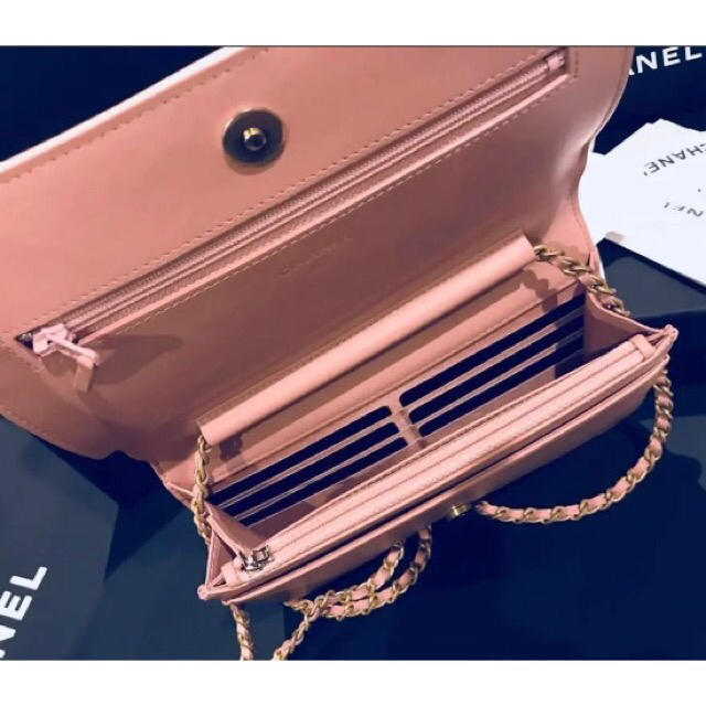 CHANEL(シャネル)の新品未使用♡限定ピンク2018年春夏ボーイシャネルマトラッセチェーンウォレット レディースのバッグ(ショルダーバッグ)の商品写真