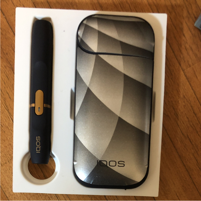 IQOS(アイコス)のiQOS本体 2.4 スキン、清掃用具付き メンズのファッション小物(タバコグッズ)の商品写真