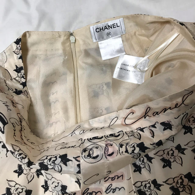 CHANEL(シャネル)の超美品♦️CHANEL マドモアゼルプリント プリーツスカート シルク シャネル レディースのスカート(ひざ丈スカート)の商品写真