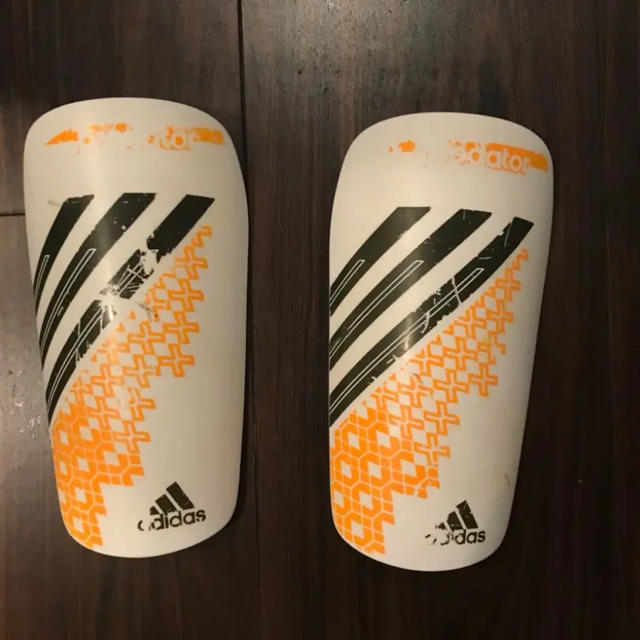 adidas(アディダス)のすね当て スポーツ/アウトドアのサッカー/フットサル(その他)の商品写真