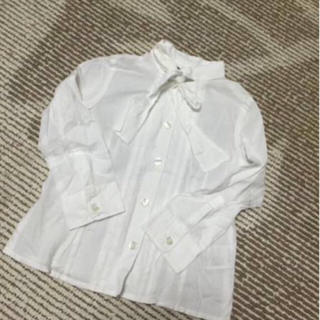 ベベ(BeBe)の女児100美品　BEBEベベの白の長袖シャツ　リボン襟(ブラウス)