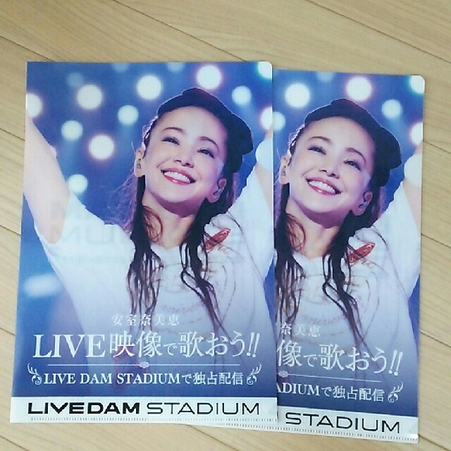 安室奈美恵クリアファイル2枚 エンタメ/ホビーのタレントグッズ(ミュージシャン)の商品写真