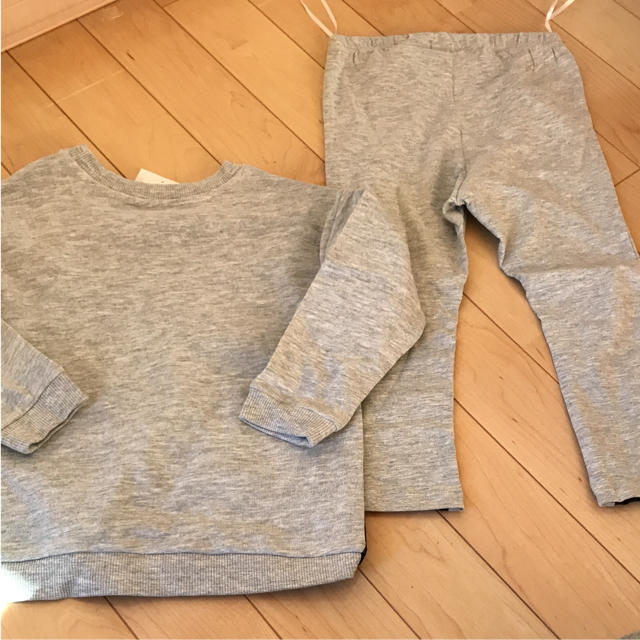 H&M(エイチアンドエム)の新品◎H&M 上下セット ねこちゃん トップス&ズボン キッズ/ベビー/マタニティのベビー服(~85cm)(Ｔシャツ)の商品写真