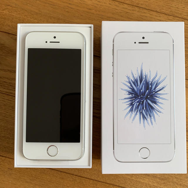 iPhone(アイフォーン)のiPhone se 32GB silver 新品未使用 スマホ/家電/カメラのスマートフォン/携帯電話(スマートフォン本体)の商品写真