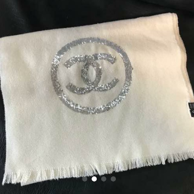 CHANEL(シャネル)のシャネル　お値下げ　j17さま専用ビッグ　ココマーク　カシミア　ストール レディースのファッション小物(ストール/パシュミナ)の商品写真