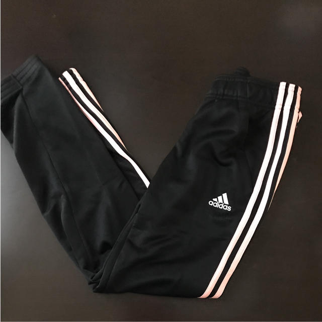 adidas(アディダス)の130㎝ adidas キッズ ジャージ上下セット ブラック×ピンク キッズ/ベビー/マタニティのキッズ服女の子用(90cm~)(その他)の商品写真