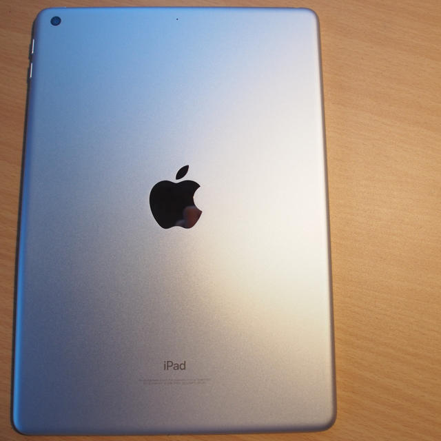 iPad(アイパッド)のiPad 2017 (第5世代) 32GB シルバー スマホ/家電/カメラのPC/タブレット(タブレット)の商品写真