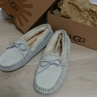 アグ(UGG)のUGG ダコタ ホワイト グレー(スリッポン/モカシン)