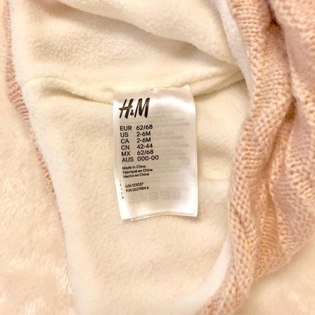 H&M(エイチアンドエム)のH&Mベビー ポンポン付きニット帽 ピンクベージュ 2～6ヶ月 キッズ/ベビー/マタニティのこども用ファッション小物(帽子)の商品写真