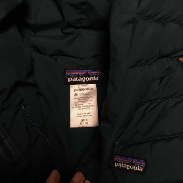 patagonia(パタゴニア)のパタゴニア  ガールズ 14歳 XL ロングダウン グリーン レディースのジャケット/アウター(ダウンコート)の商品写真