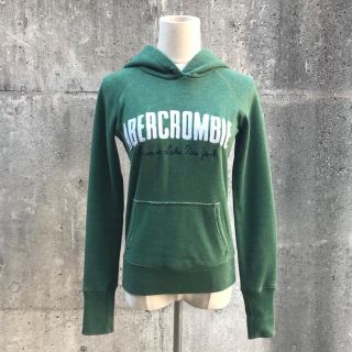 アバクロンビーアンドフィッチ(Abercrombie&Fitch)のアバクロンビー&フィッチ ロゴ入りデザインパーカーS/スウェット(パーカー)